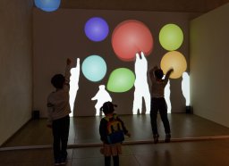 現代アートの鑑賞事業2023　藤本直明展　Immersive Shadows 2