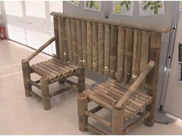 東浦町・於大公園に突如現れた「向かい合って座れる竹製ベンチ」考案者は地元の女子中高生だった！