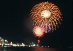 寝転んで楽しめる！東海エリア最大級の海水浴場で「内海メ～テレ花火大会」が8/17(土)に開催