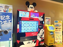 愛知県で唯一！空港限定デザインなどディズニーストア商品が購入できる!?【おもしろ自販機＃53】